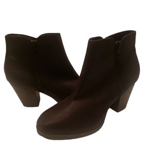 Curfew Taylor side zip ankle blocked heel booties chocolate brown Size 9.5